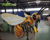 Abeille géante réaliste personnalisable pour jouer en plein air pour Garden Adventure Park Playhouses Caractéristiques Head Swing Wing Flap Abdomen
