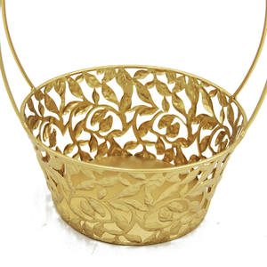 Artisanat en métal de style européen dans les contes de fées: <span class=keywords><strong>le</strong></span> <span class=keywords><strong>petit</strong></span> <span class=keywords><strong>chaperon</strong></span> <span class=keywords><strong>rouge</strong></span> tenant un panier de mariage en fer - Product Image 3