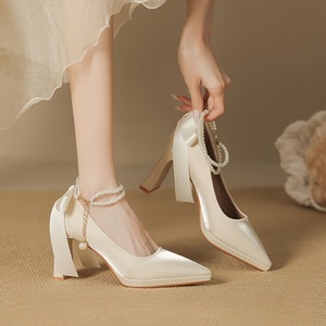 Escarpins élégants en satin pour mariée, à talon épais de 8 cm, à enfiler, bout rond – Chaussures pour femme à séchage rapide et résistantes à l'usure - Product Image 3