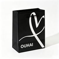 Sac cadeau en papier noir personnalisé avec logo imprimé blanc, poignées torsadées noires, sac fourre-tout tendance pour l'emballage d'accessoires de mode