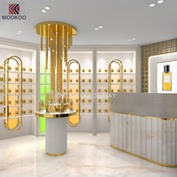 Étagère à parfums avec accents dorés, présentoir élégant