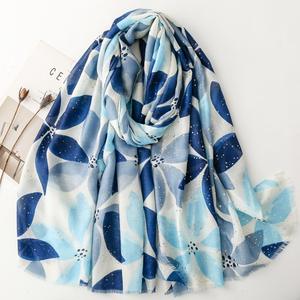 Nuevos diseños de chales estampados florales, lámina dorada de poliéster, estola personalizada de alta calidad, bufanda <span class=keywords><strong>grande</strong></span> para mujer, funda de <span class=keywords><strong>playa</strong></span>, <span class=keywords><strong>Foulard</strong></span> - Product Image 3