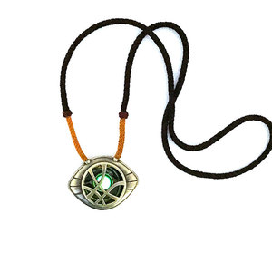 Film <span class=keywords><strong>Dr.</strong></span> <span class=keywords><strong>Strange</strong></span> Necklace Metal Luminous Eye Pendant Jewelry para hombres Cos Props - Product Image 1