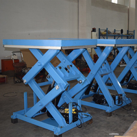 Table élévatrice à ciseaux hydraulique stationnaire avec rampes de sécurité et boîtier de commande pour postes de travail industriels