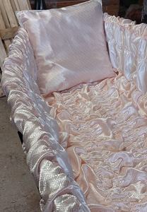 Set di Rivestimenti Interni per Bara in Raso Rosa Stile Europeo con Fondo Elastico e Cuscino, 2 Pezzi con Bordo in Pizzo - Product Image 2