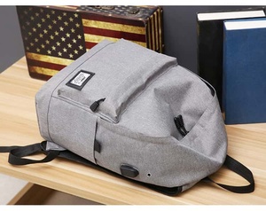 Sac à dos Oxford de luxe unisexe STRAY + L, design minimaliste, souple, 20-37L, usage quotidien avec fermeture éclair et à fermoir, et patchs - Product Image 4
