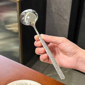 ช้อนสแตนเลส Jin Hui 304 ทรงกลม ด้ามยาว ลายตอก ดีไซน์สวยงาม สำหรับใช้ในครัวเรือน สีทองดำสองสี - Product Image 3