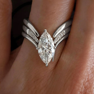 Anello di Fidanzamento con Diamante Sintetico a Forma di V, Design Marquise, Gioiello Artigianale per Donne, Stile Futuristico, Tendenza Minimalista - Product Image 5