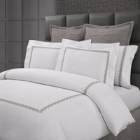 Parure de lit motif Meander, housse de couette et taies d'oreiller blanc cassé, broderie grise, linge de lit contemporain pour hôtel