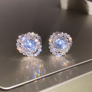 Orecchini a lobo scintillanti con pavé completo a forma di rosa per donna, eleganti gioielli floreali per le orecchie - Product Image 1