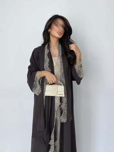 Abaya <span class=keywords><strong>en</strong></span> <span class=keywords><strong>gros</strong></span> avec foulard, <span class=keywords><strong>en</strong></span> satin, bordure <span class=keywords><strong>en</strong></span> dentelle douce, broderie à motifs moelleux, chemisier à manches longues, kimono ouvert, Abayas musulmanes - Product Image 2