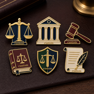 Spilla da bavero in metallo personalizzata di alta qualità per avvocati, con smalto morbido o rigido, a forma di martello, distintivo giuridico, bilancia della giustizia e logo personalizzato per studio legale - Product Image 1