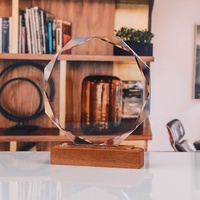 Vente en gros bon marché Trophée en verre cristal de forme octogonale vierge avec socle en bois Trophée en bois