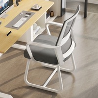 Chaise de bureau moderne et minimaliste en acier maillé, confortable et ergonomique, avec dossier et accoudoirs, idéale pour les réunions et les négociations