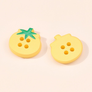 Boutons-pression décoratifs à quatre trous en forme de tomate de dessin animé mignonne pour enfants, idéaux pour <span class=keywords><strong>la</strong></span> couture de pulls, cardigans, manteaux et vestes - Product Image 4