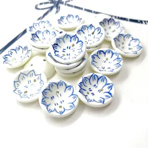 Camisa branca vintage pintada à mão, camisa azul e branco de porcelana botão cerâmica