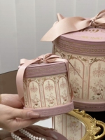 Retro-Kronleuchter-Design Zylindrische Hochwertige Geschenkbox aus Recyclingmaterialien mit Matter Laminierung und Prägung für Süßigkeiten und Pralinen