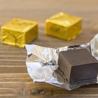 Envoltura de chocolate rosa brillante de 10cm, hoja de embalaje de papel, hoja de papel de aluminio de color cuadrado para dulces
