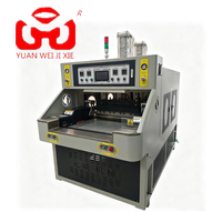 Machine de soudage à table coulissante automatique à entretien facile pour le gaufrage et le façonnage des semelles de chaussures en cuir et des empeignes de sandales