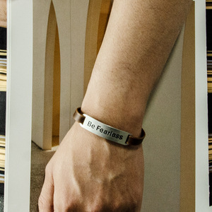 Bracelet en cuir « Be Fearless » pour homme, bijou inspirant gravé, forme rectangulaire, origine Yiwu - Product Image 4