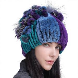 Chapeau d'hiver pour femme en vraie <span class=keywords><strong>fourrure</strong></span> de lapin Rex, design floral latéral tendance, ultra doux et chaud pour les activités extérieures par temps extrêmement froid - Product Image 1