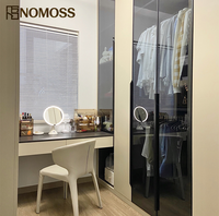 Dressing moderne de luxe avec configuration d'armoires personnalisée et design intérieur élégant pour projets de villas et d'appartements