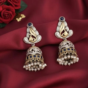 Magnifiques boucles d'oreilles Jhumka bicolores au design fusion, idéales pour les mariages traditionnels, les fêtes et les tenues festives - Product Image 1