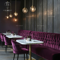 Ensemble de mobilier de restaurant commercial haut de gamme Ron Group, banquettes capitonnées à dossier haut, chaise en velours, table carrée en marbre