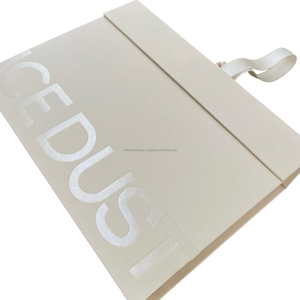 Cajas de regalo rígidas personalizadas de 2mm de grosor, Maleta de papel recubierto, cartón con asa y punto de impresión UV, embalaje de regalo impreso con logotipo - Product Image 4