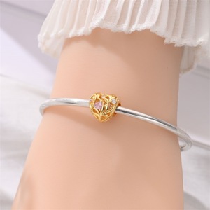Este colgante de cobre blanco bañado en oro, con diseño de libélula y abeja en forma de corazón, es perfecto como accesorio de moda. - Product Image 5