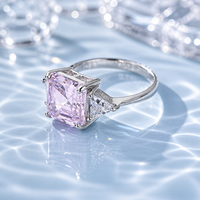 Bague personnalisée en argent sterling 925 avec trois pierres carrées en zircon cubique pour femme, bijoux exquis, pierres latérales en forme de trillon personnalisables
