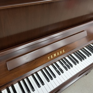 Piano droit <span class=keywords><strong>Yamaha</strong></span> W1AWN Classic Wood Grain 88 touches 3 pédales - Product Image 3