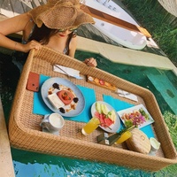 Plateau flottant moderne et durable en rotin, plateau de petit-déjeuner flottant et plateau à thé de l'après-midi pour la plage, l'hôtel, le bord de la piscine, la villa