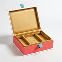 Boîte cadeau rigide de luxe personnalisée avec couvercle à charnière, compartiments, ruban, languette de tirage et logo en feuille d'or pour l'emballage de bijoux et d'accessoires