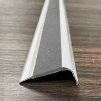 Seniorensichere Treppenauflage Rutschfeste Aluminium-Bullnose-Treppenkantenprofil Kommerzielle Treppenstufenauflage Moderne Karborundum-Auflage für Innen- und Außenbereiche