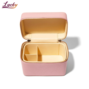 Trousse de maquillage de luxe en PU rose avec compartiments amovibles Sac cosmétique de voyage moderne Sac de beauté personnalisé avec poignée en chaîne en métal - Product Image 3