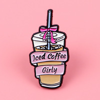 Broche en émail personnalisée mignonne et féminine, motif tasse de café glacé et ruban rose, vente en gros