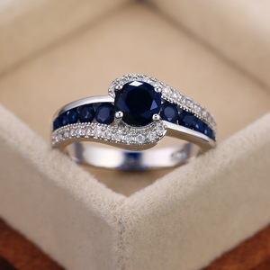 Anello di Fidanzamento F1521 per Donna con Diamante Nero Centrale Taglio Brillante Rotondo e Diamanti Bianchi Laterali Taglio Fantasia Colore D - Product Image 2