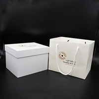 Boîte cadeau de luxe en carton blanc pour tasse à café avec couvercle et base carrés personnalisés, sac et ensemble gaufrés pour Vodka/Soda/Tequila