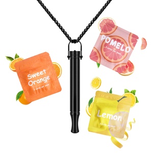 Collier respirant en métal noir avec cœurs parfumés à l'orange pomelo et au citron, pendentif bien-être et pleine conscience pour homme - Product Image 1