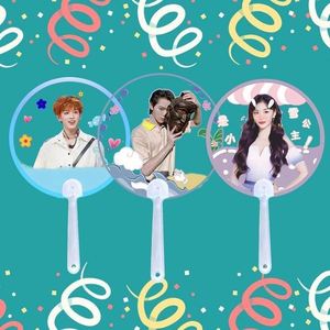 Éventail pliant en PVC personnalisé pour le commerce extérieur, promotionnel, avec thème étoile, idéal pour les fans de K-Pop, d'anime et comme cadeau d'affaires. - Product Image 2