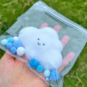 ของเล่นบีบคลาวด์แสนสุขแบบไวรัล ของเล่นบีบขนาดพกพาสำหรับบำบัดความเครียด ผิวสัมผัสนุ่มฟู เงียบสงบ เหมาะเป็นของขวัญสำหรับวัยรุ่นและผู้ใหญ่ - Product Image 2