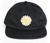 Zwarte ongestructureerde flat brim baseballcap met daisy bloemenborduursel, snapback pet voor dames, casual outdoor dagelijkse pet
