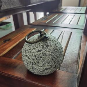 Tope de Puerta de Bola de Piedra Gris Natural Tallada, Diseño Art Deco con Mango de Metal, Patrón de Naturaleza Muerta, Decoración Navideña Móvil para el Hogar - Product Image 4