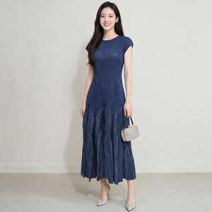 ชุดเดรสจีบพลีท Miyake รุ่นใหม่ประจำฤดูร้อนปี 2026 ไซส์พลัส แต่งชายระบาย  เสื้อผ้าผู้หญิงไซส์พลัส ขายส่ง - Product Image 3