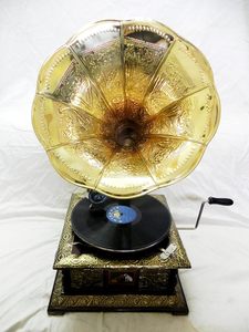 Tocadiscos Antiguo con Bocina de Latón, Equipo de Audio Gramófono en Venta, Gramófono Antiguo con Base de Madera - Product Image 1