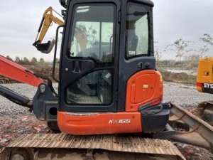 Excavatrice hydraulique sur chenilles Kubota KX165 orange avec cabine, matériel de construction d'occasion, 5540 kg, 0-2000 heures - Product Image 1