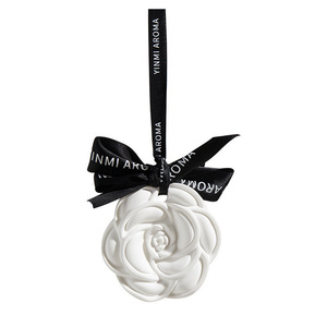 แผ่นหอมปรับอากาศในรถยนต์ กลิ่นดอกคามิลเลีย แบบแขวน น้ำหนัก 42 กรัม ใช้งานได้นาน 90-120 วัน สำหรับตกแต่งภายในรถยนต์ - Product Image 4