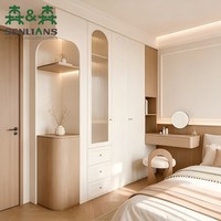 Armoire Off White à portes cintrées avec coiffeuse flottante en chêne, niche de rangement ouverte et système d'ouverture sans poignée à pousser pour chambre à coucher