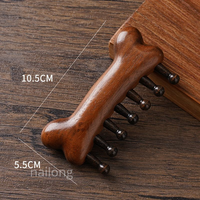 Peigne de massage en bois à dents larges en bois de santal couleur naturelle pour la croissance des cheveux, le soin fascial et le Gua Sha crânien